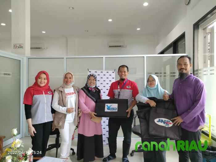 Terima Tas Literasi dari JNE Pekanbaru, FTBM Riau siap berbagi Keberkahan Literasi